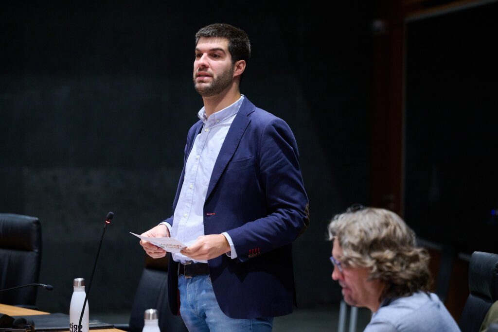 Carlos Guzmán de Contigo Zurekin en el Parlamento de Navarra pidiendo información sobre las plantas de biometanización