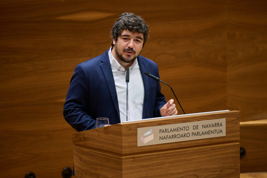 Miguel Garrido interviniendo en el Parlamento de Navarra.