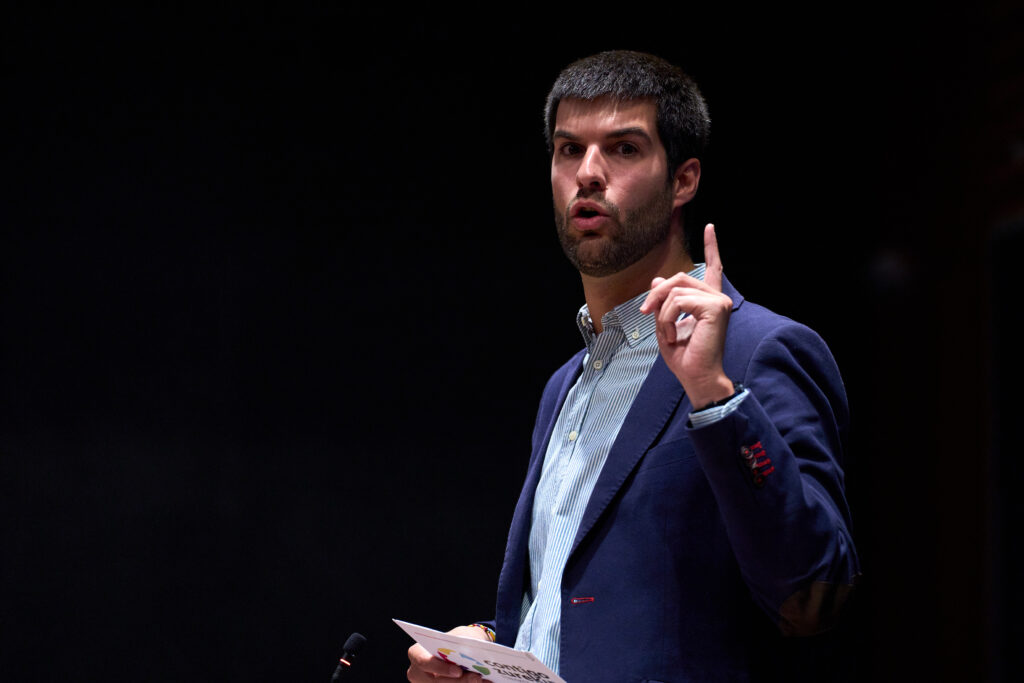 Carlos Guzmán, portavoz de Contigo Zurekin, defiende en el Parlamento de Navarra una moratoria a las plantas de biogás para proteger el medio ambiente