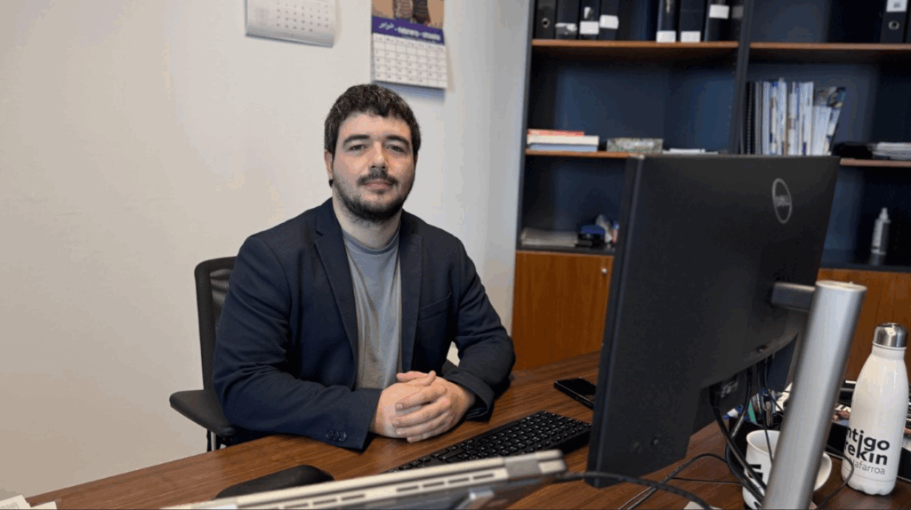 El parlamentario Miguel Garrido de Contigo Zurekin defiende en el Parlamento iniciativas contra la corrupción y por la transparencia en Navarra.