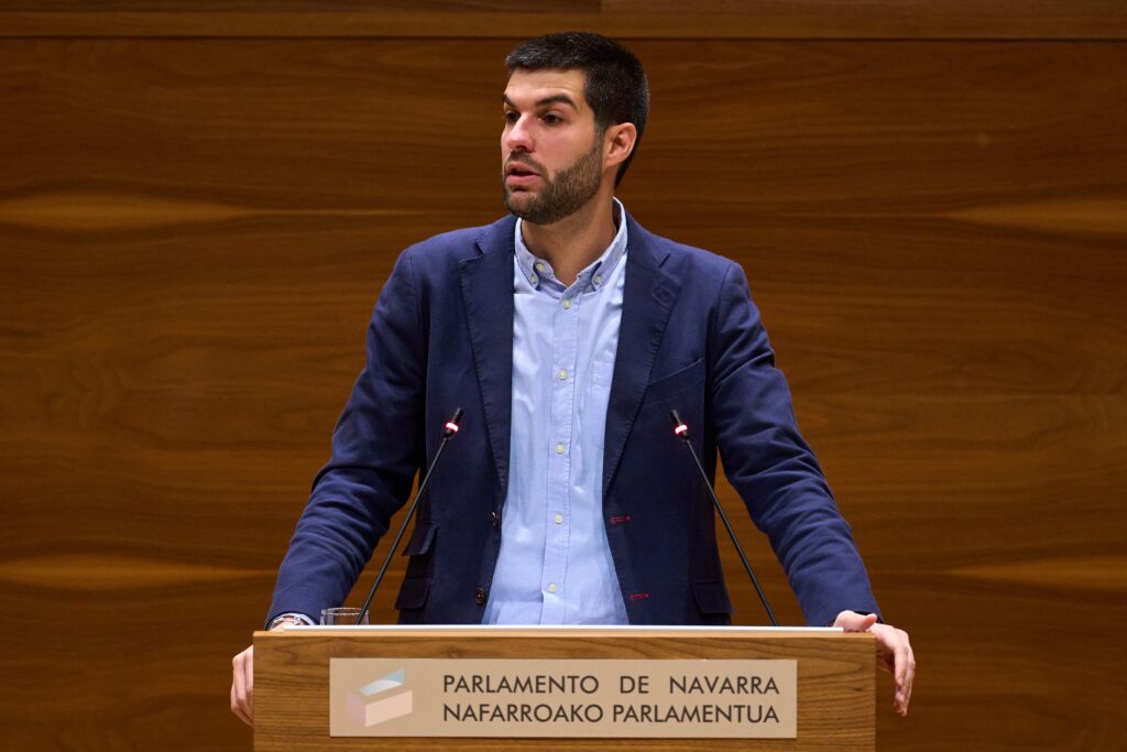 Carlos Guzmán, portavoz de Contigo Zurekin, interviniendo en el Parlamento de Navarra