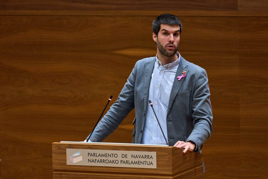 Carlos Guzmán defiende un lenguaje respetuoso hacia la infancia migrante en el Parlamento de Navarra