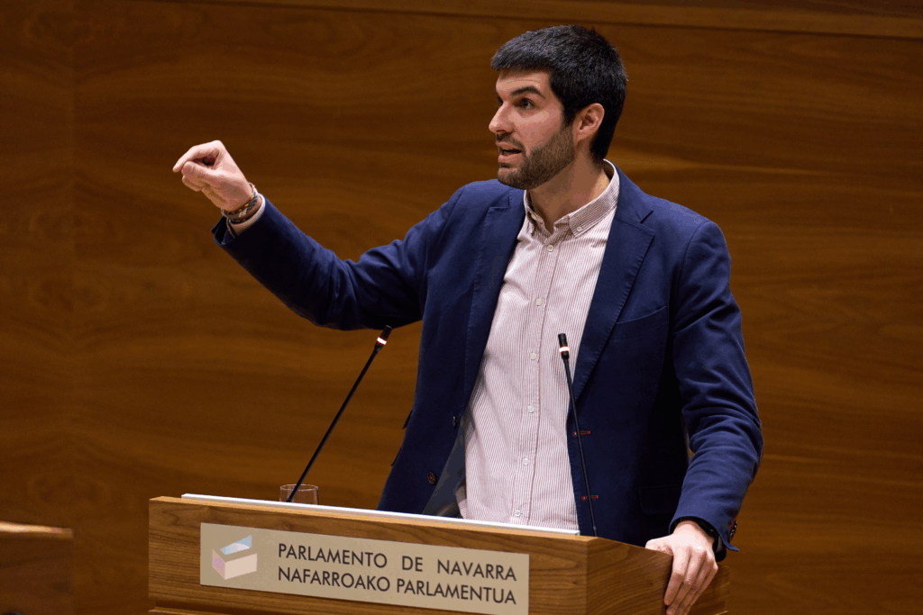 Carlos Guzmán defiende en el Parlamento la igualdad salarial en los Servicios Sociales de Base.