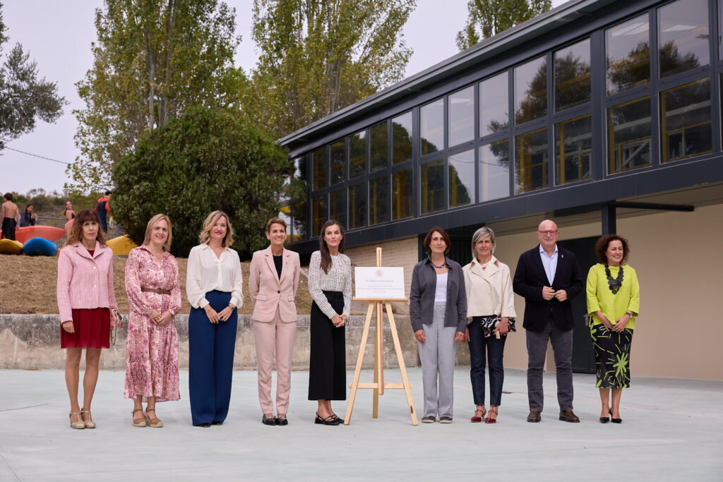 Letizia Ortiz participa en el acto de apertura del curso de FP en Lumbier junto a representantes del Gobierno de Navarra