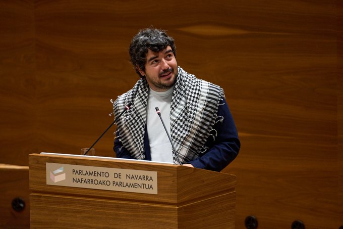 Miguel Garrido interviene en el pleno del Parlamento de Navarra defendiendo la moción anticorrupción de Contigo Zurekin.