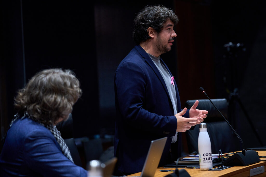 Miguel Garrido defiende en el Parlamento la participación de las plantillas en las sociedades públicas.