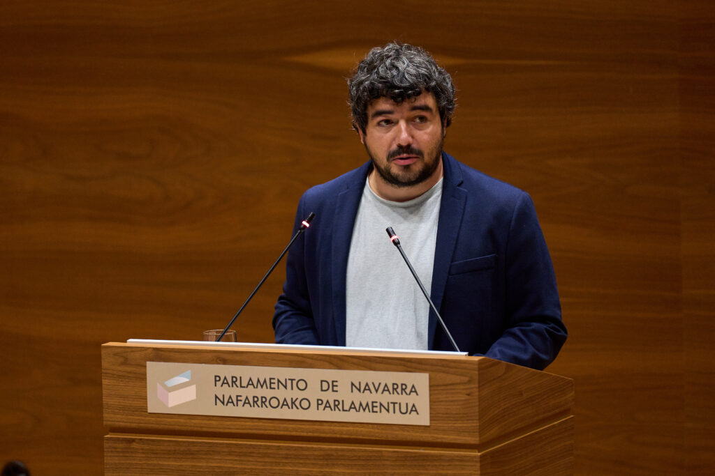 Miguel Garrido defiende en el Parlamento la participación de las plantillas en las empresas públicas.