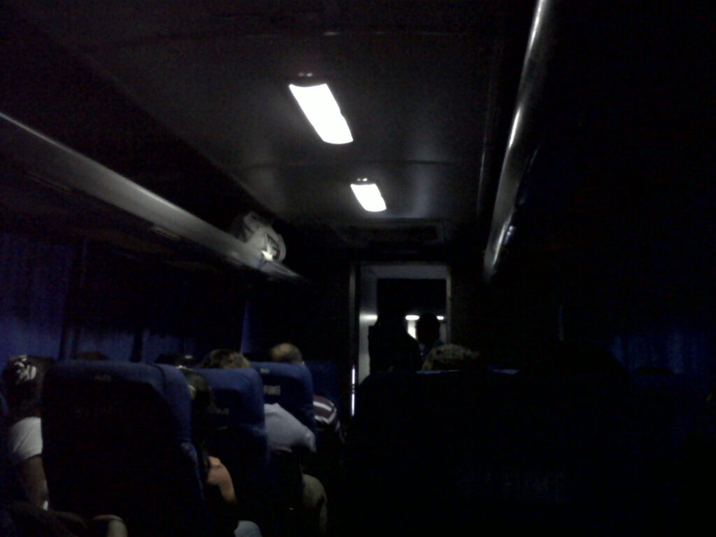 Autobús nocturno en Navarra, propuesta de Contigo Zurekin para mejorar la movilidad.