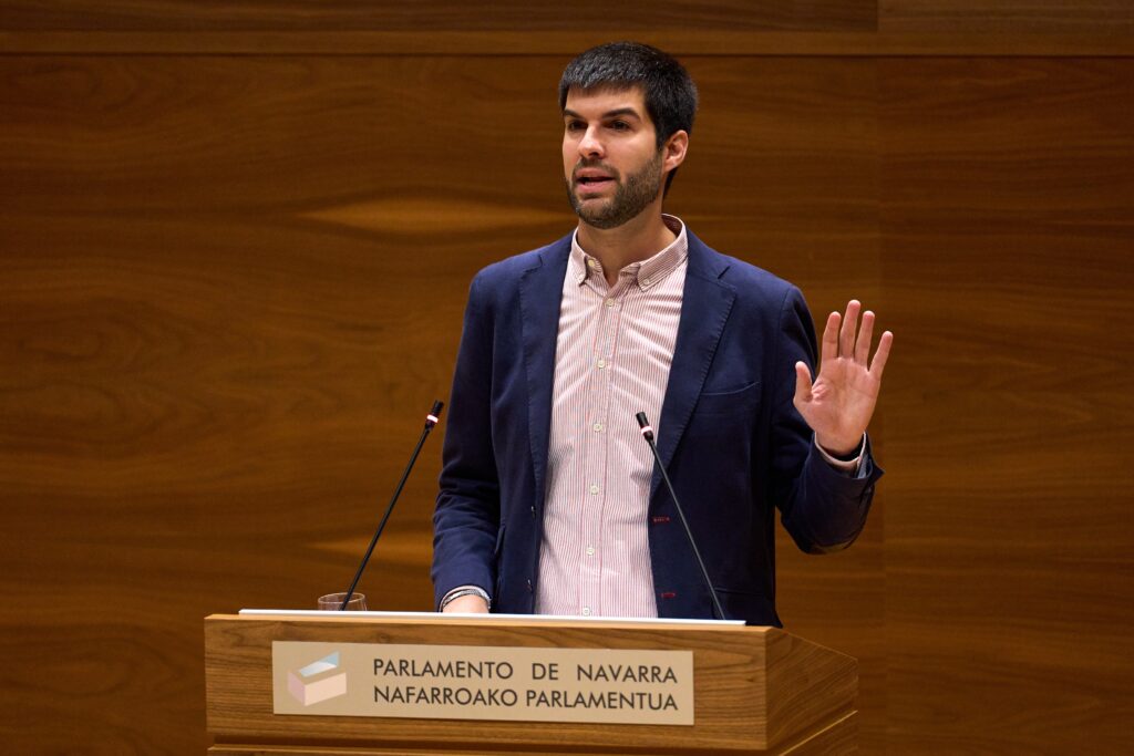 Carlos Guzmán defiende en el Parlamento la implantación de enfermería escolar en la red pública.