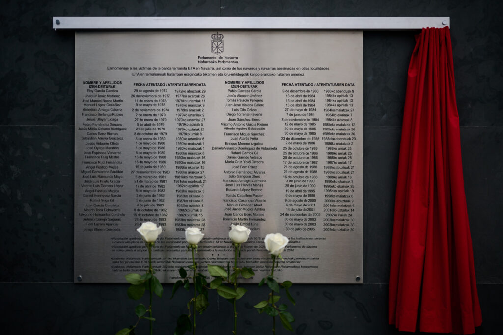 Memorial a las víctimas del terrorismo en Navarra en referencia a la nueva ley foral